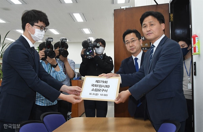 김영진 더불어민주당 원내총괄수석부대표가 2일 국회 의사과에 임시회 소집요구서를 제출하고 있다. 오대근 기자