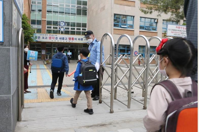 지난달 28일 인천 남동구 한 초등학교에서 학생들이 등교하고 있다. 연합뉴스