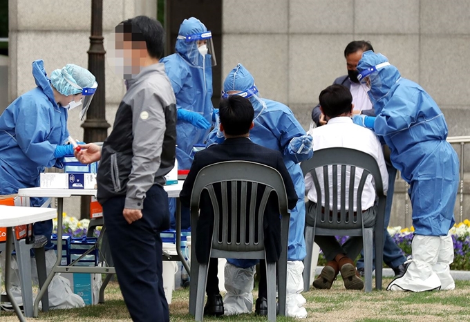 2일 오후 인천 부평구청에 마련된 선별진료소에서 구청 공무원들이 검체 채취 검사를 받고 있다. 연합뉴스