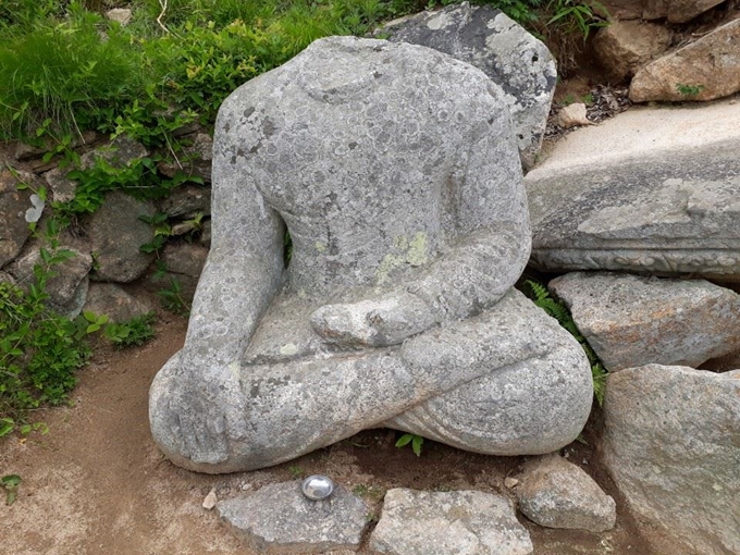 경주 남산 약수곡에서 발견된 통일신라 시대 석조여래좌상. 문화재청 제공