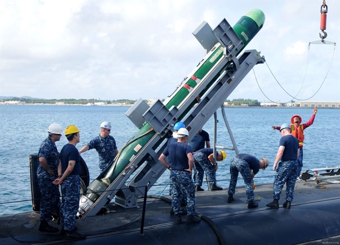 지난 2013년 미 해군의 원자력 추진 잠수함 오클라호마시티호(SSN 723)에서 MK48 중어뢰가 하역되고 있다. Seaforce.org 홈페이지 캡처