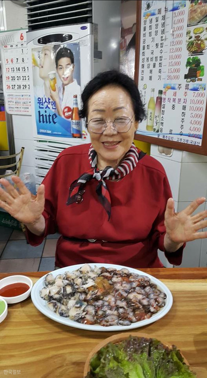 일본군 위안부 피해자 이용수 할머니가 2018년 가을 경북 포항 죽도시장의 한 횟집에서 회를 시켜놓고 함박 웃음을 짓고 있다. 이용수 할머니 지인 제공.