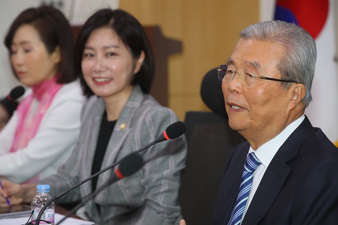 김종인(오른쪽) 미래통합당 비상대책위원장이 3일 국회 의원회관에서 열린 통합당 초선모임에서 강의하고 있다. 연합뉴스