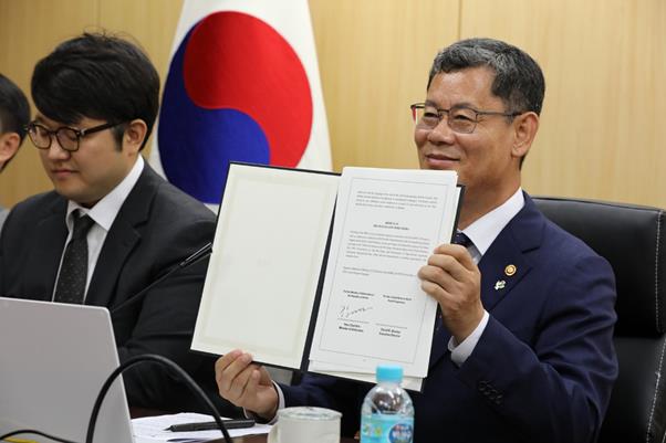 김연철 통일부 장관이 3일 데이비드 비즐리 세계식량계획 사무총장과 화상 면담을 갖고 양 기관간 협력 강화를 위한 협정문에 서명을 한 뒤 환하게 웃고 있다. 통일부 제공