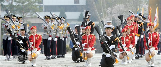 2016년 4월 8일 서울 용산 전쟁기념관에서 재개된 국군 군악·의장행사에서 육·해·공 3군 통합의장대원들이 동작시범을 보이고 있다. 한국일보 자료사진