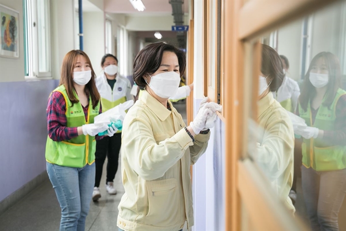 학교 방역 자원봉사에 나선 학부모들이 학교 곳곳을 소독하고 있다. 양천구 제공