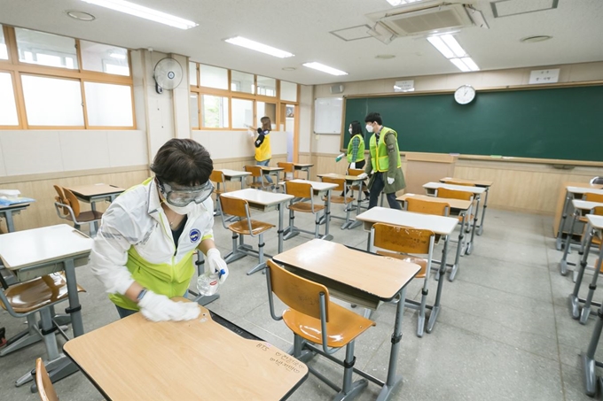 1학교 방역 자원봉사에 나선 학부모들이 교실 책상을 소독제도 닦고 있다. 양천구 제공