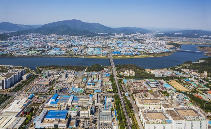 [저작권 한국일보]낙동강과 경북 구미국가산업단지. 한국일보 DB