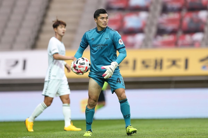 성남FC 골키퍼 김영광이 지난달 31일 서울 마포구 서울월드컵경기장에서 열린 FC서울과 경기에서 공을 잡고 있다. 프로축구연맹 제공