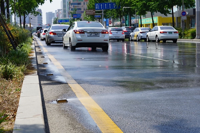 4일 오후 2시쯤 대구 달구벌대로에서 물줄기로 도로를 식히는 클린로드 시스템이 가동되고 있다. 김재현 기자 k-jeahyun@hankookilbo.com