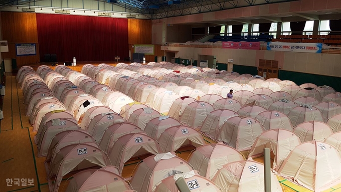 경북 포항지진 피해 주민들이 생활하는 포항시 북구 흥해읍 실내체육관 모습. 한국일보 자료사진