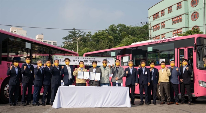 조광한(왼쪽 일곱번째) 남양주시장은 4일 국내 최대 육상 운송회사인 KD그룹 허상준 대표와 ‘MASK is my FRIEND’ 캠페인 홍보 협약을 맺었다. 남양주시 제공