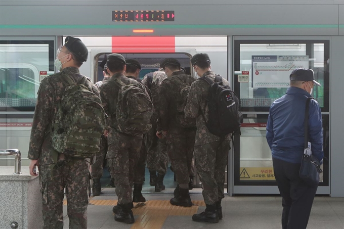 지난달 8일 경기 파주시 문산역에서 휴가를 나온 육군 병사들이 열차에 오르고 있다. 파주=연합뉴스