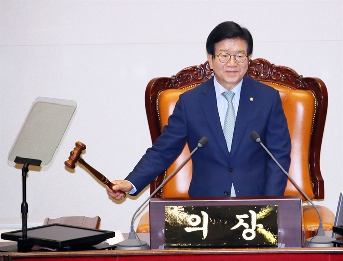 박병석 제21대 국회 전반기 국회의장이 5일 국회 본회의장에서 열린 첫 본회의에서 의사봉을 두드리고 있다. 연합뉴스