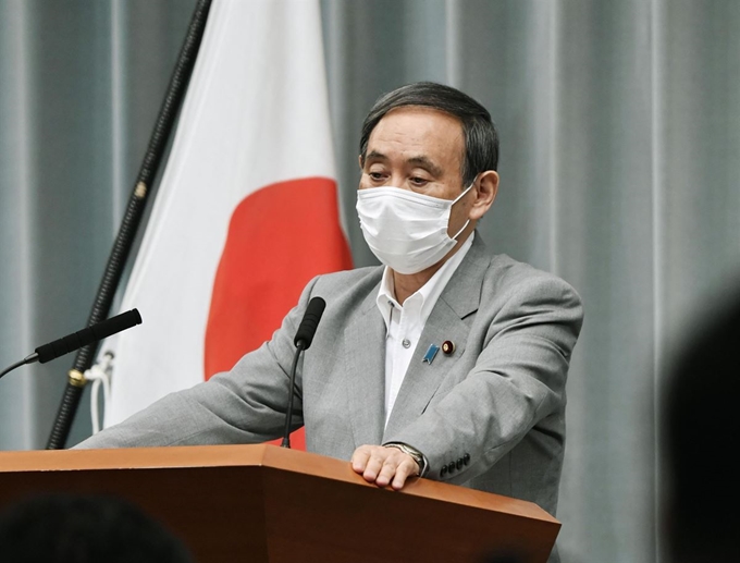 일본 정부 대변인인 스가 요시히데 관방장관이 지난달 18일 오전 일본 총리관저에서 기자회견을 하고 있다. 도쿄=교도 연합뉴스