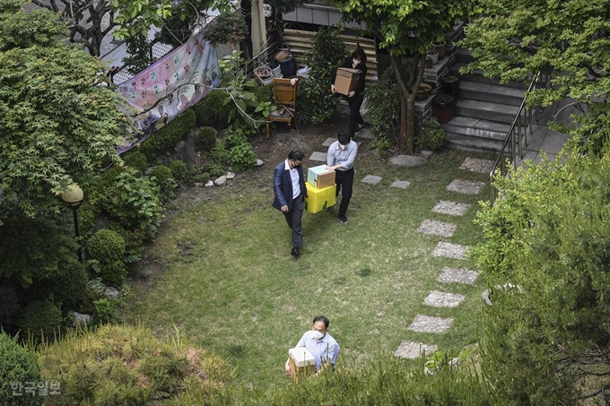 [저작권 한국일보] 검찰이 정의기억연대(정의연) 사무실을 압수수색한 다음날인 지난달 21일 오후 피해자 할머니 쉼터인 서울 마포구 '평화의 우리집'을 압수수색하고 있다. 이한호 기자