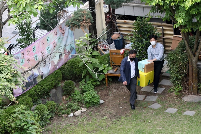 지난달 21일 서울서부지검 관계자들이 서울 마포구 연남동 소재 위안부 피해자 쉼터 '평화의우리집'을 압수수색 한 뒤 물품을 들고 차량으로 향하고 있다. 뉴스1