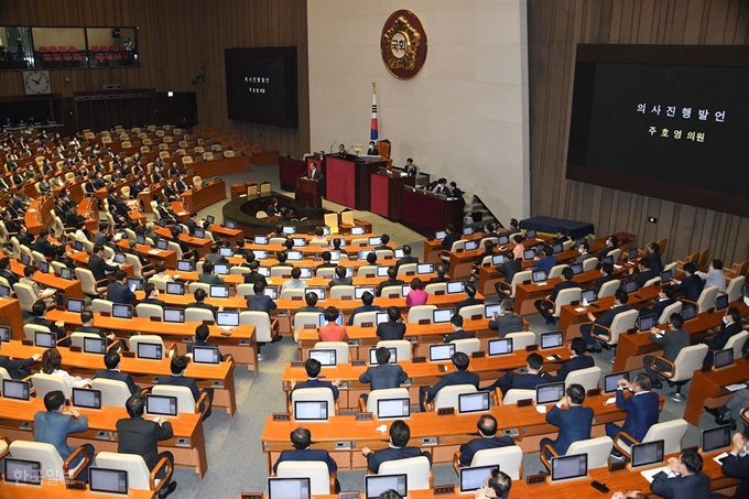 21대 국회가 개원한 5일 본회의장에서 미래통합당 주호영 원내대표가 의사 진행 발언을 하고 있다. 오대근기자