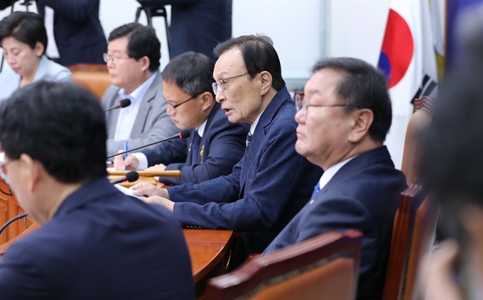 더불어민주당 이해찬 대표가 8일 오전 서울 여의도 국회에서 열린 최고위원회의에서 발언하고 있다. 연합뉴스