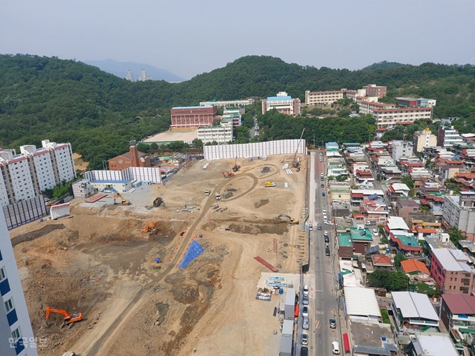 대구 수성구 아파트 건설 현장. 학교 2곳이 좁은 길 하나를 사이에 두고 있어 공사현장 소음에 그대로 노출되고 있다. 김민규 기자 whitekmg@hankookilbo.com