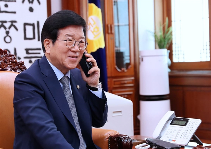 박병석 국회의장이 8일 국회 의장실에서 문재인 대통령의 취임 축하 전화를 받고 있다. 국회 제공