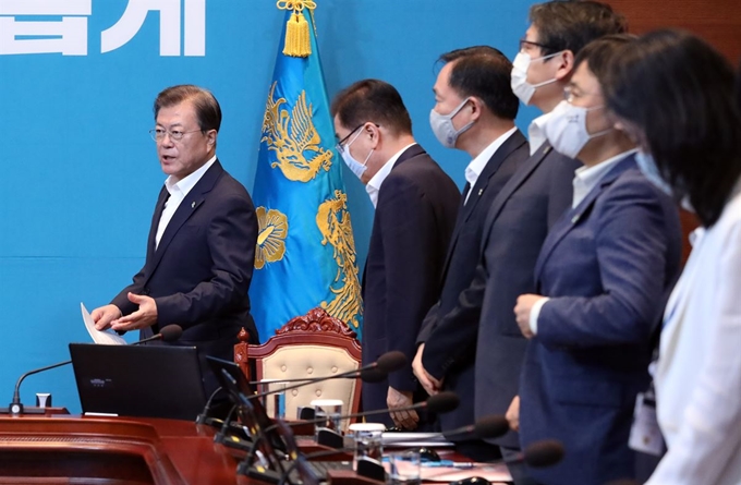 문재인 대통령이 8일 청와대 여민관에서 열린 수석ㆍ보좌관회의에 참석하면서 마스크를 착용하지 않은 채 회의실로 들어서고 있다. 다른 참석자 전원이 마스크를 착용하고 있다. 왕태석 선임기자