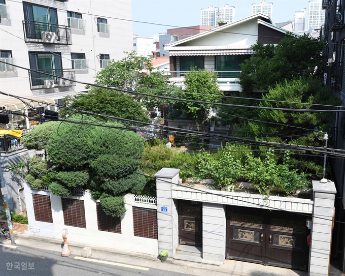 [저작권 한국일보]. 8일 오전 서울 마포구 일본군 위안부 피해자 할머니 쉼터인 '평화의 우리집'에 적막감이 흐르고 있다. 정의기억연대(정의연)의 기부금 사용 의혹 등을 수사하고 있는 검찰이 최근 '평화의 우리집'에 대해 압수수색을 진행한 가운데 이곳 소장 손모씨가 자신의 집에서 숨진 채 발견됐다. 배우한 기자