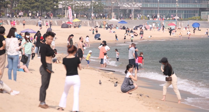 안전 개장을 하루 앞둔 지난달 31일 오후 부산 해운대해수욕장을 찾은 관광객들이 물놀이를 즐기고 있다. 안전개장은 관광안내소~이벤트 광장 앞바다 300m 구간을 물놀이 구간으로 지정하고 안전관리 요원을 배치한다. 부산=뉴스1