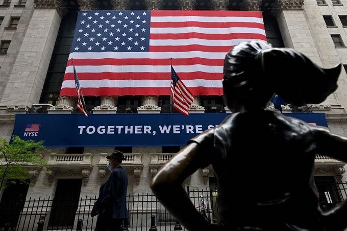 한 남성이 미국 뉴욕증권거래소(NYSE) 건물 앞을 지나가고 있다. 뉴욕=AFP 연합뉴스