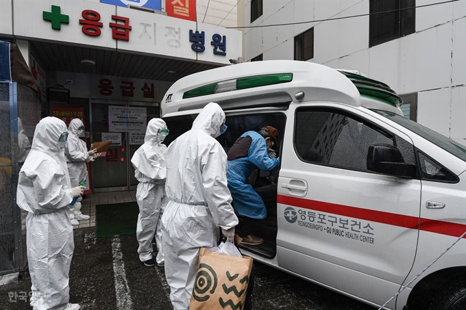 지난달 15일 오전 영등포병원에서 구급대가 환자를 이송하고 있다. 영등포구는 14일 영등포병원에 근무하는 작업치료사의 코로나19 확진으로 영등포병원을 폐쇄 조치했다. 정준희 인턴기자.