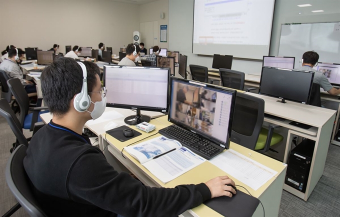 비대면 시대에 맞게 채용 시 온라인 시험을 치르는 기업이 늘고 있다. 사진은 지난 달 31일 경기도 화성시 삼성전자 사업장에서 감독관들이 실시간으로 삼성직무적성검사를 원격 감독하는 모습. 삼성전자 제공