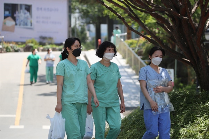 지난달 6일 오전 신종 코로나바이러스 감염증(코로나19) 지역거점병원인 대구 중구 계명대 대구동산병원에서 격리병동 근무를 앞둔 의료진이 보호구 착의실로 걸어가고 있다. 뉴스1