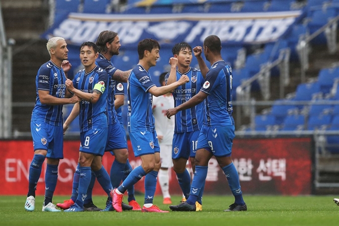 울산 선수들이 지난달 9일 울산문수축구경기장에서 열린 상주전에서 선수간 접촉을 줄이기 위해 주먹을 맞대며 골 세리머니를 펼치고 있다. 프로축구연맹 제공