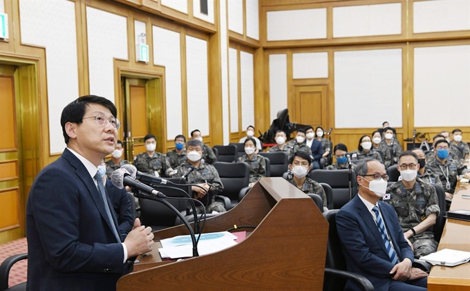 김형연 법제처장이 지난달 27일 충남 계룡시 소재 공군 본부에서 '기본이 있는 삶, 기본을 다지는 국가'를 주제로 특별강연을 하고 있다. 법제처 제공