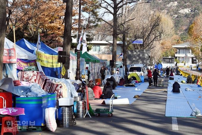 [저작권 한국일보]지난해 11월 청와대 인근에 각종 농성으로 텐트가 서있다. 고영권 기자