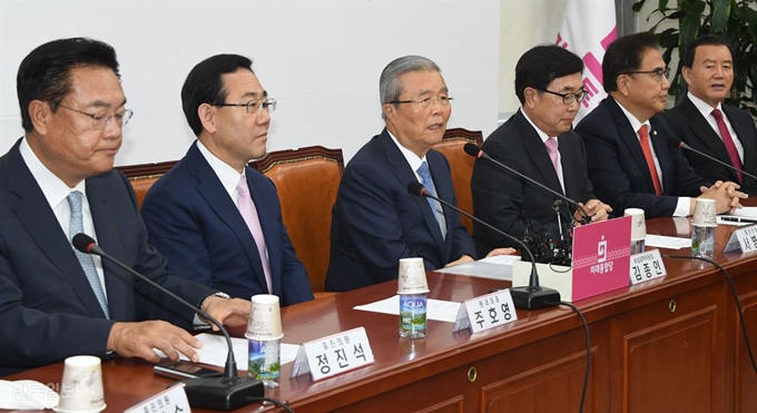 김종인(왼쪽 세 번째)미래통합당 비상대책위원장이 10일 국회에서 열린 비대위원장-중진의원 회의에 참석하고 있다. 오대근 기자