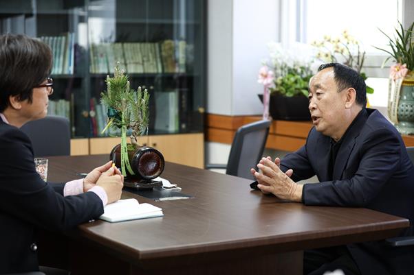 임기홍(오른쪽) 한국방송작가협회 신임 이사장이 협회의 산적한 현안에 대해 설명하고 있다. 권영민 기자