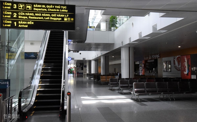 [저작권 한국일보] 지난 7일 베트남 하노이 노이바이 국제공항 도착층이 코로나19로 인한 비행편 결항으로 텅 비어 있다. 하노이=정재호 특파원