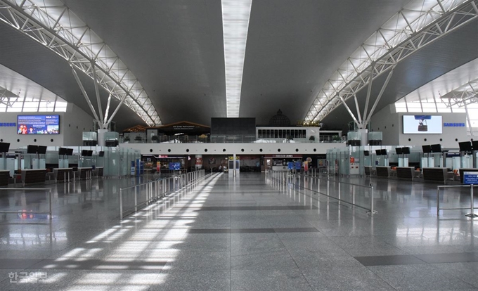 [저작권 한국일보] 코로나19 사태 여파로 사실상 기능이 정지된 베트남 하노이 노이바이 공항 출국장의 지난 7일 모습. 하노이=정재호 특파원