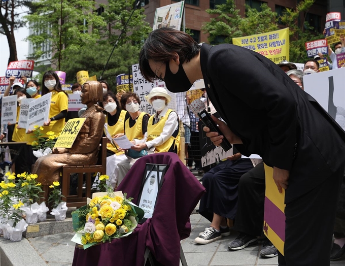 10일 오후 서울 종로구 옛 주한 일본대사관 앞에서 열린 ‘제1443차 일본군 위안부 피해자 문제해결을 위한 정기 수요시위’에서 이나영 정의기억연대 이사장이 고개 숙여 인사하고 있다. 연합뉴스