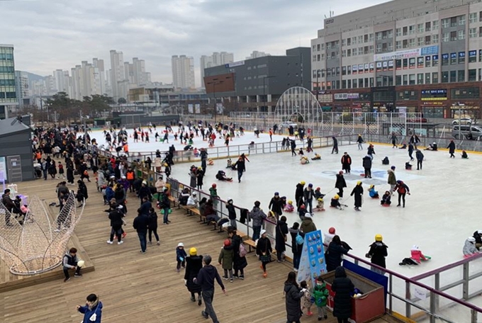 지난 겨울 세종시청 광장에서 운영된 야외스케이트장 모습. 세종시 제공.