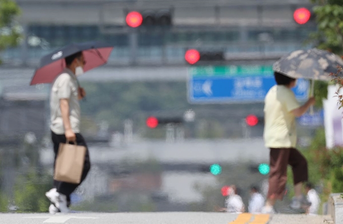 전국 곳곳에 폭염주의보가 발효되는 등 한여름 같은 날씨가 이어지는 9일 세종시 정부세종청사 인근 도로가 지열로 인해 아지랑이가 피어오르고 있다. 연합뉴스