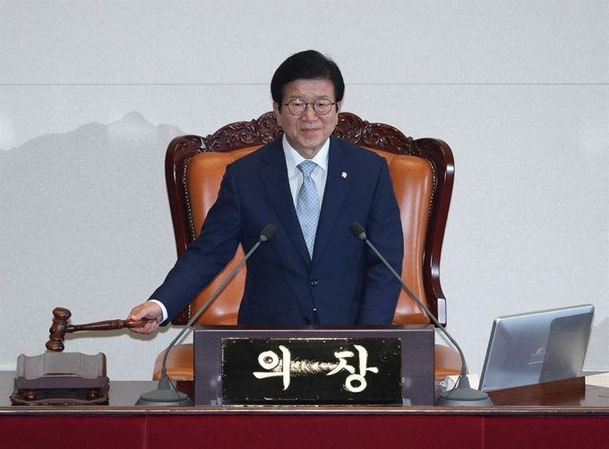 박병석 국회의장이 10일 오후 서울 여의도 국회에서 열린 제379회 국회(임시회) 제3차 본회의에서 국회상임위원회 위원 정수에 관한 규칙 일부개정규칙안을 가결하고 있다. 뉴스1