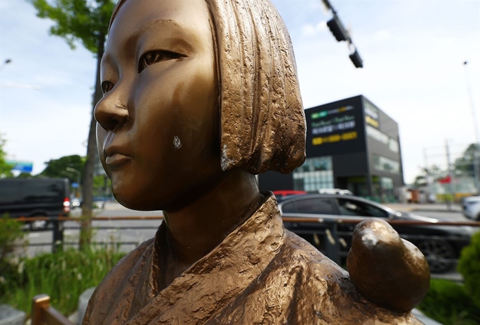 지난달 20일 서울 동작구 흑석동에 설치된 평화의 소녀상이 훼손돼 있다. 뉴시스