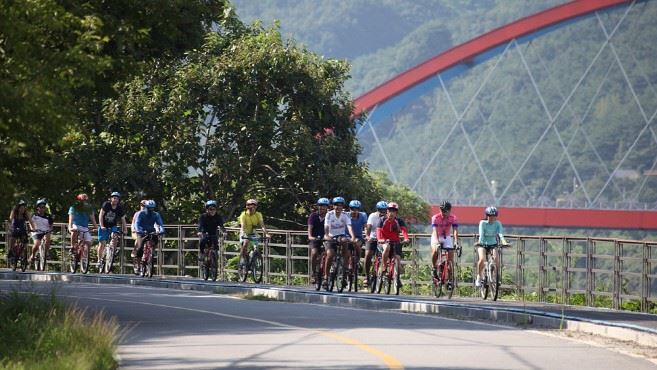 전남 광양 섬진강변에서 자전거 투어를 즐기는 동호회 회원들.