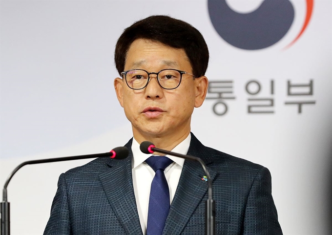 여상기 통일부 대변인이 10일 오후 정부서울청사에서 열린 긴급 현안브리핑에서 “대북 전단 살포를 주도한 탈북민 단체를 고발하고, 법인 설립 허가를 취소하기로 했다”고 발표하고 있다. 뉴스1