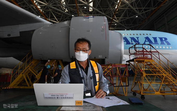 11일 인천광역시 중구 운서동에 위치한 대한항공 정비 격납고(Hangar)에서 정비사들이 A380 항공기를 정비하고 있다. 영종도=서재훈 기자