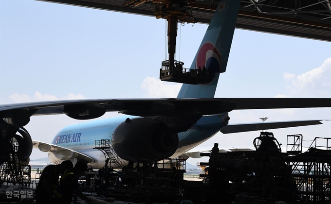 11일 인천광역시 중구 운서동에 위치한 대한항공 정비 격납고(Hangar)에서 정비사들이 A380 항공기를 정비하고 있다. 영종도=서재훈 기자