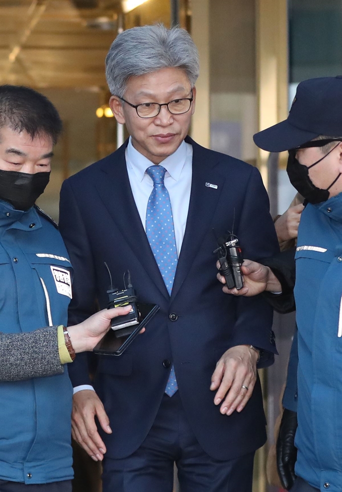 직권 면직 형식으로 공직에서 물러난 송병기 전 울산시 경제부시장이 지난 1월 14일 오후 울산시청을 떠나고 있다. 울산=연합뉴스