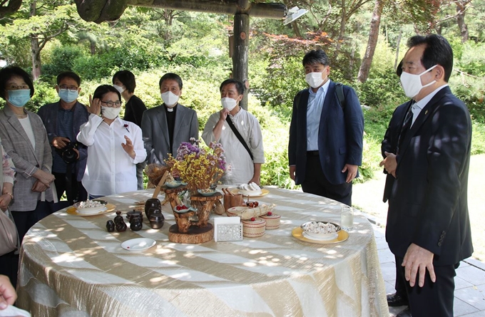 정세균 국무총리가 11일 서울 삼청동 총리공관에서 고 이한열 열사의 어머니인 배은심 전국민족민주유가족협의회(유가협) 명예회장 등 민주주의 발전 유공자 및 유족과 대화하고 있다. 연합뉴스